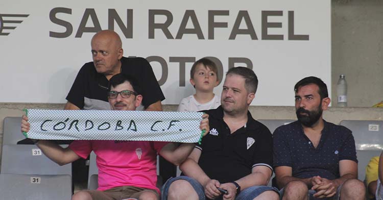 Aficionados del Córdoba presenciando el duelo ante el Mérida.