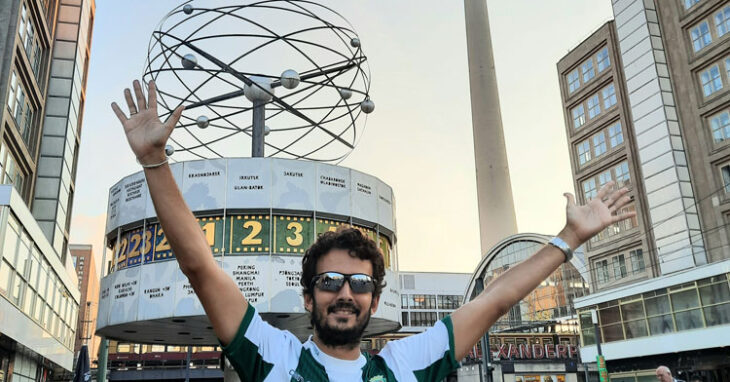 Fernando Valle, gran cordobesista y suscriptor de Cordobadeporte, posando en Berlín