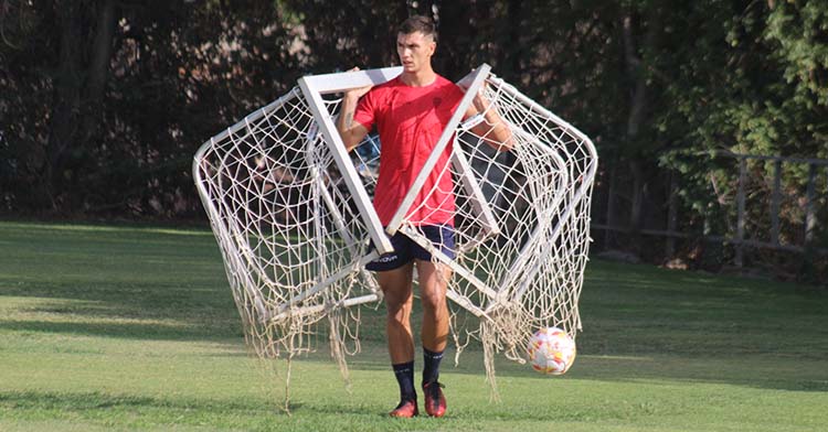 Adrián Fuentes a la conclusión de su primer entrenamiento con balón portando dos porterías.