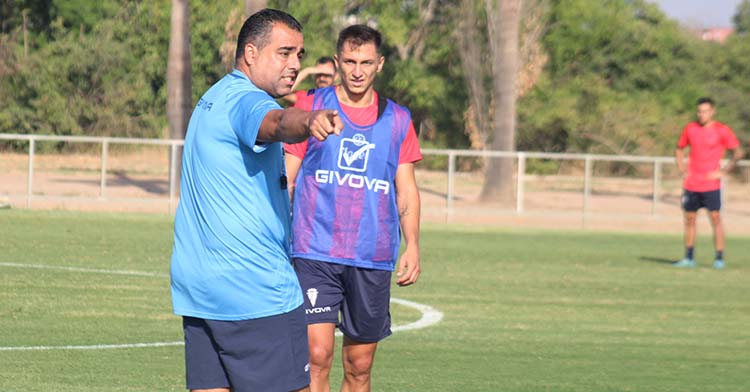Germán Crespo señalando un movimiento por la banda a Carracedo.