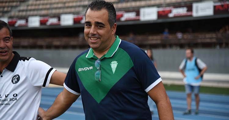 Germán Crespo tras saludar al técnico del Xerez DFC.Germán Crespo tras saludar al técnico del Xerez DFC.