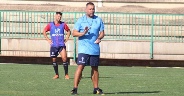 Germán Crespo dando instrucciones en la Ciudad Deportiva.