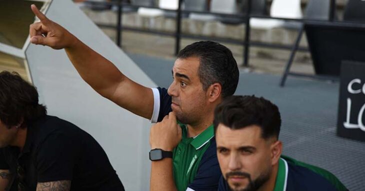 Germán Crespo dando instrucciones desde el banquillo en Badajoz.