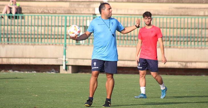 Germán Crespo dando instrucciones a sus hombres.