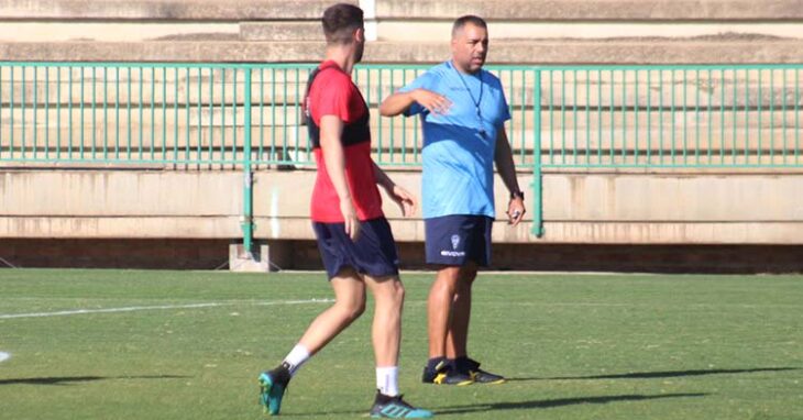 Germán Crespo dando instrucciones a sus hombres.