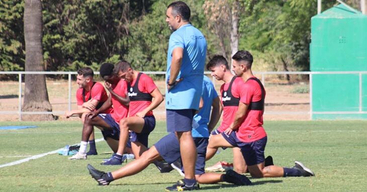 Germán Crespo junto a sus hombres estirando a la conclusión del entrenamiento.