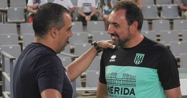 Germán Crespo saludando a Juanma Barrero, su homónimo en el Mérida con el que se reencontró tras el día del ascenso.