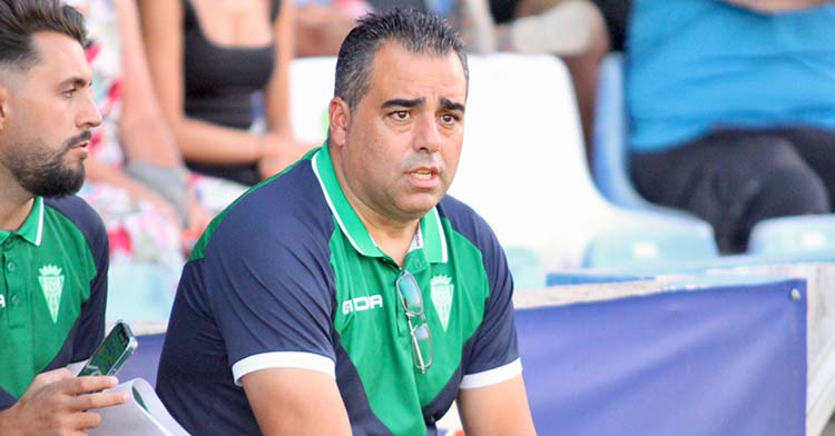 Germán Crespo en el banquillo del Linarejos.