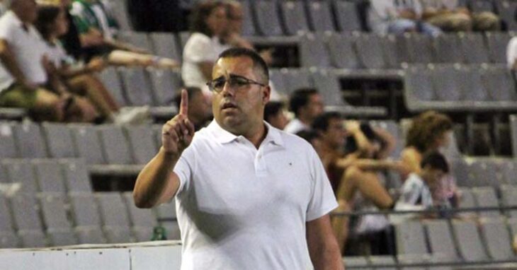 Germán Crespo dando instrucciones en la banda de El Arcángel.