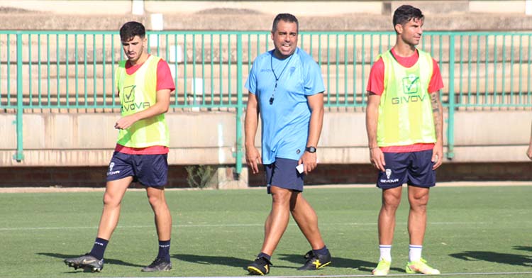Germán Crespo, entre el chaval Adrián Turmo y un Willy ya recuperado, dando instrucciones a sus hombres.