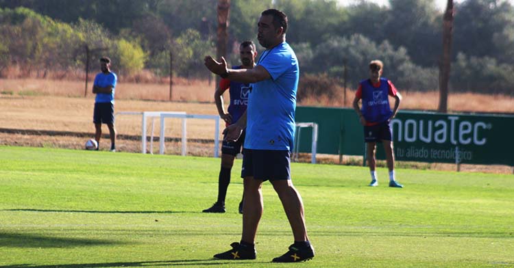 Germán Crespo dando instrucciones a sus hombres.