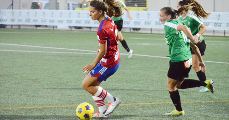 María Lara persigue a una jugadora del Granada Femenino. Foto: RFAF