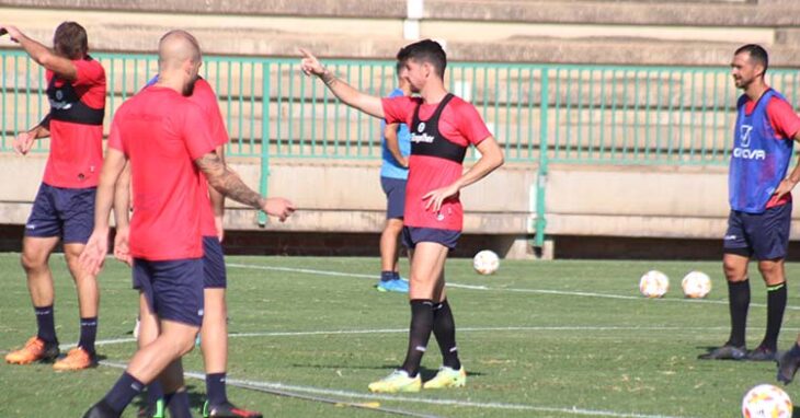 Javi Flores señalando un movimiento en el entrenamiento de este martes.