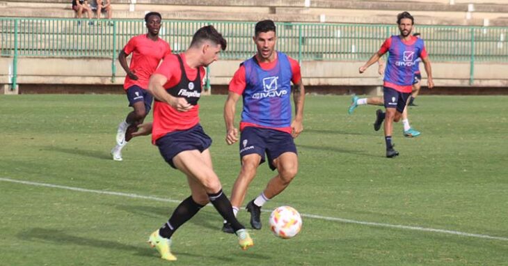 Javi Flores abriendo el juego ante la llegada de Willy en el último entrenamiento antes de jugar en Chapín.