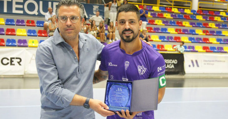 Jesús Rodríguez recibiendo el trofeo de campeón en Antequera. Foto: Córdoba Futsal