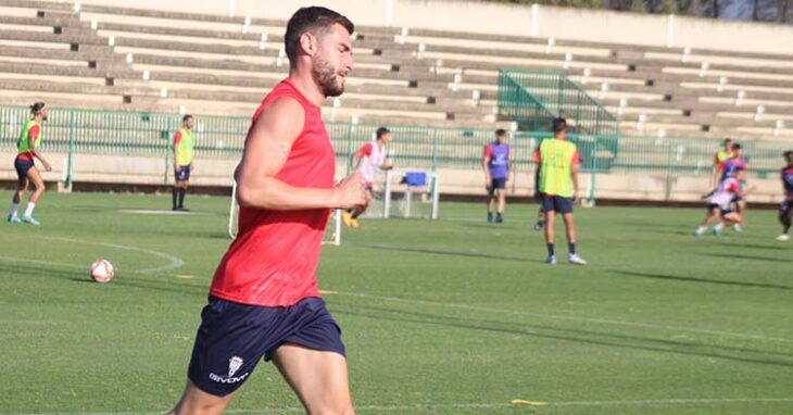 José Cruz corriendo apurando la recuperación plena de su microrotura fibrilar. 