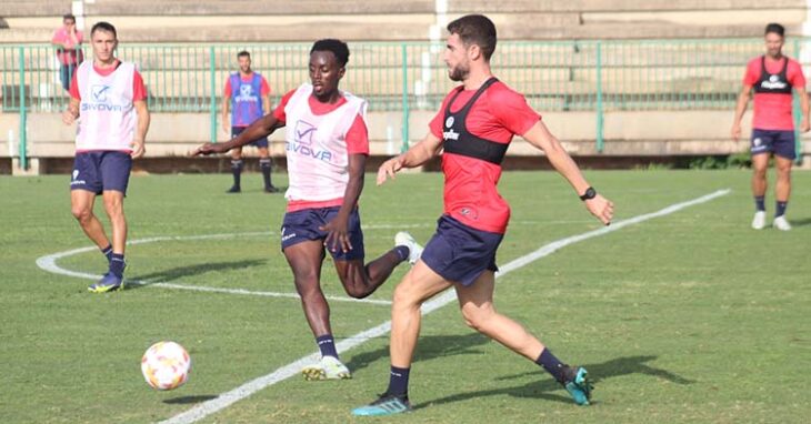 José Cruz, ya con el alta médica, desplazando el balón ante la llegada de Diarra,