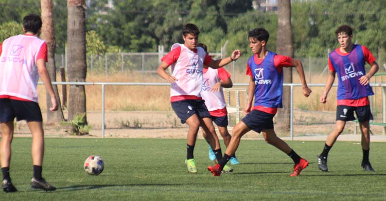 Los juveniles del Córdoba en su primer día de trabajo en la pretemporada 2022-23.