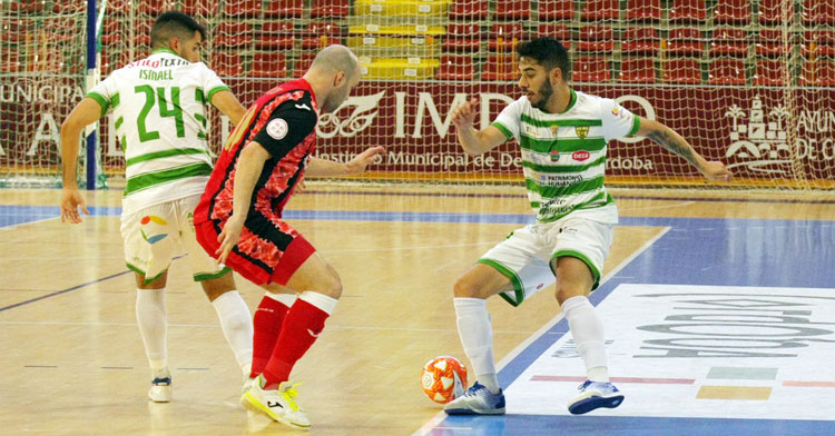 Lucas Perin con el balón en el partido amistoso contra ElPozo