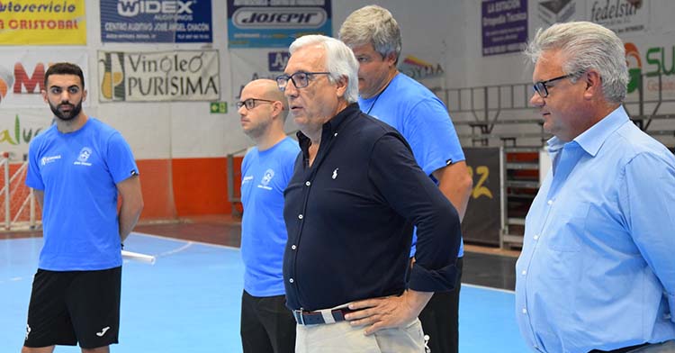 Mariano Jiménez, junto al alcalde de Puente Genil, Esteban Cabrera, dirigiéndose a la nueva plantilla del Ángel Ximénez.