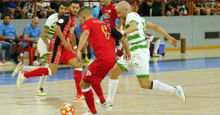 Miguelín luchando el balón en el partido amistoso contra ElPozo Murcia