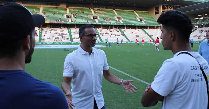 El vicepresidente del Córdoba Mohamed Al Nussuf co los dos jugadores bareiníes que probarán con el filial.
