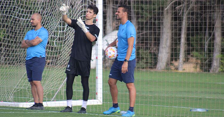 Pablo Picón departiendo con Sebas Moyano, el entrenador de porteros, en su primer día de trabajo con el Córdoba CF.