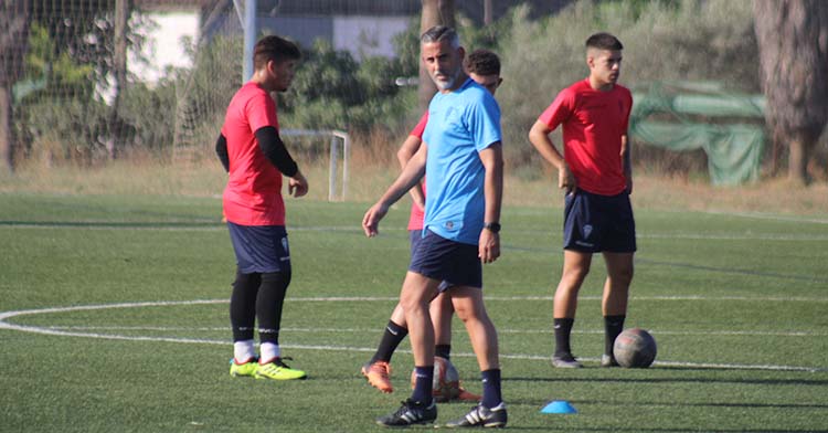 Pedro López con sus juveniles en el inicio de la pretemporada.