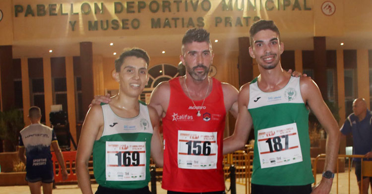 Los atletas del podio masculino posando tras su esfuerzo. Foto: Club Atletismo Cordobés