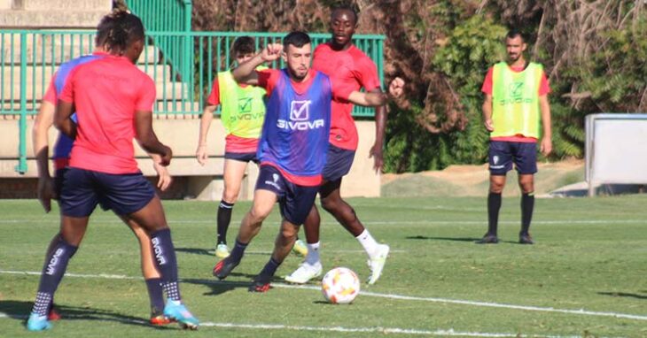 Carlos Puga supera a Diarra para encarar a Cedric en el último entrenamiento.