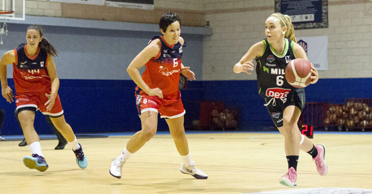 Ana Rodríguez con el balón en la mano en un partido del Milar Córdoba BF