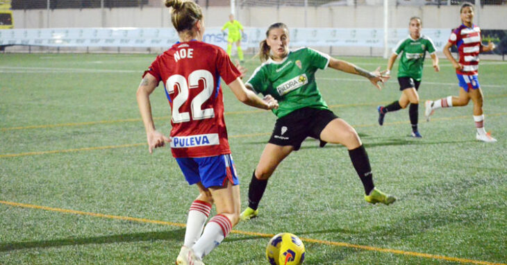 María Lara tapando a una jugadora del Granada. Foto: RFAF