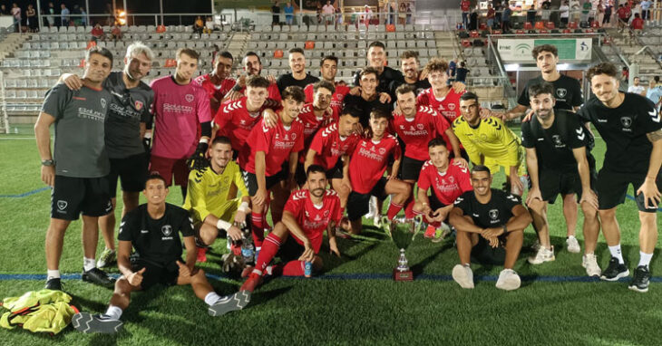 Los jugadores rojillos posando con el trofeo conquistado. Foto: @SalermPG