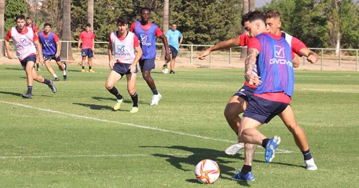 Samu Delgado buscando el centro ante Jorge Moreno.