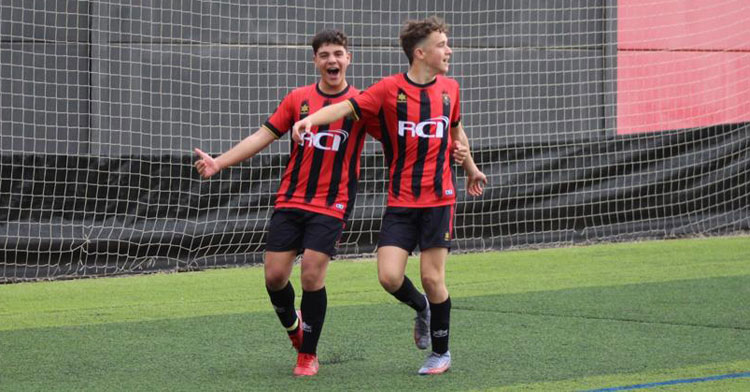 Dos jugadores del infantil del Séneca celebrando un gol