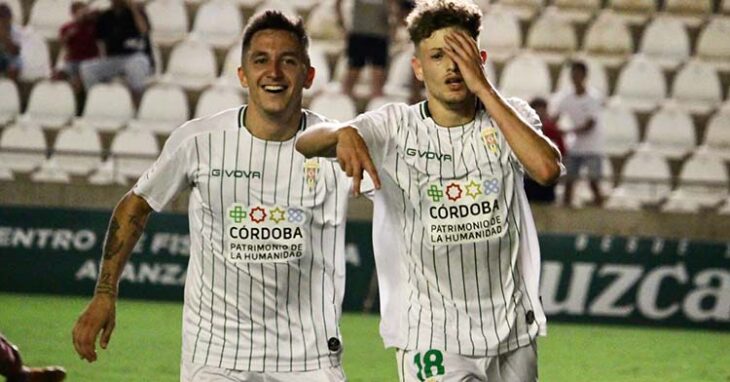 Simo y Carracedo celebrando el gol del primero que ponía tierra de por medio en le marcador. Autor: CCF