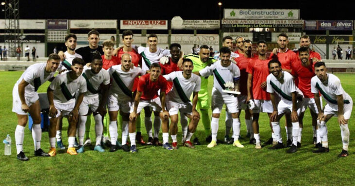 El plantel califal posando con el trofeo. Foto: CCF