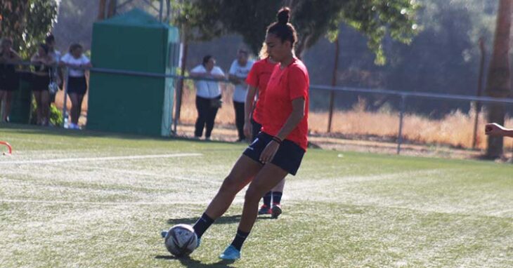 Wifi tocando el balón en un entrenamiento de la semana pasada con el Córdoba Femenino.