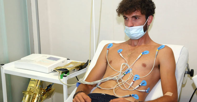 Zequi todo 'cableado' en los test médicos en San Juan de Dios. Foto: Córdoba Futsal