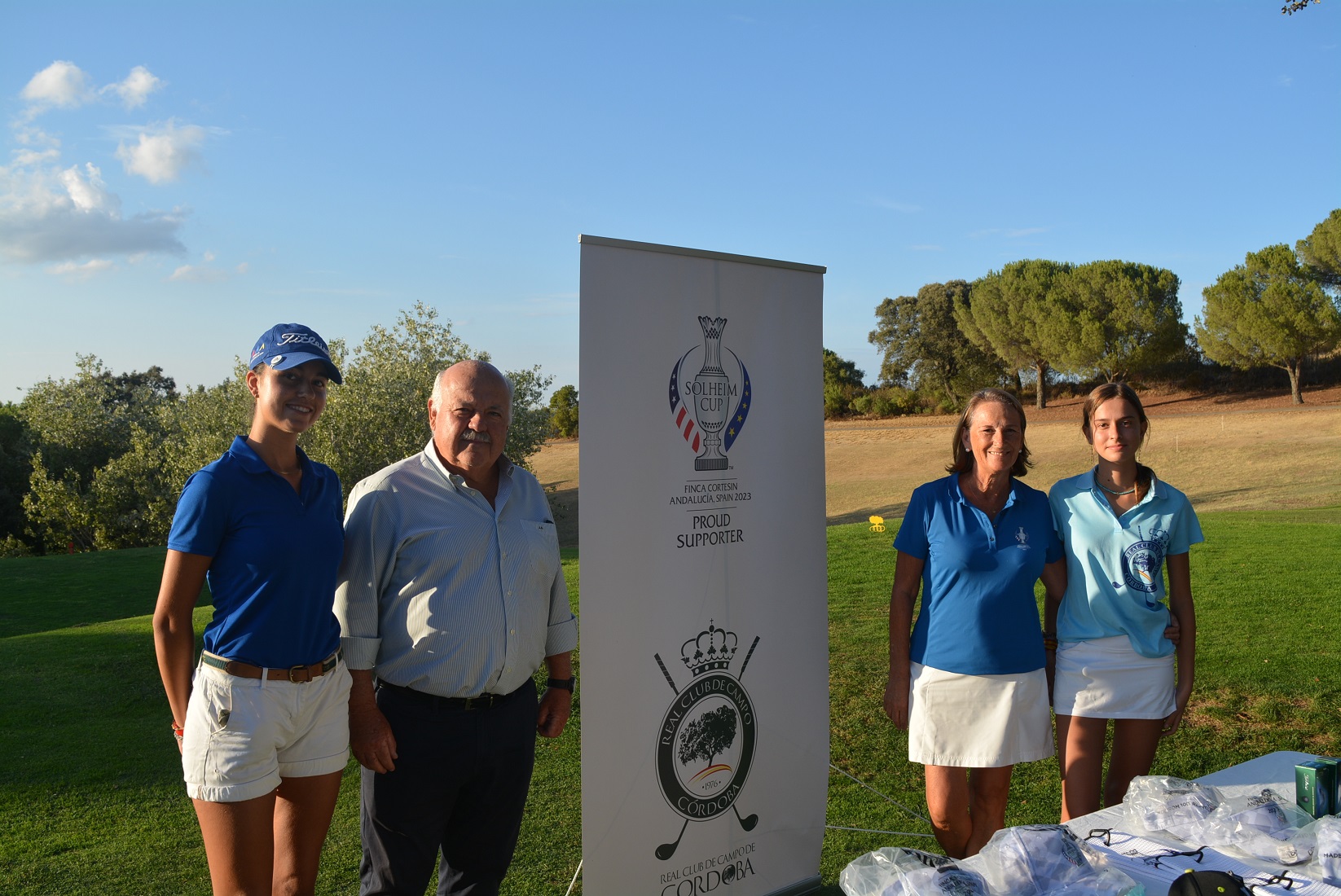 El presidente del Parlamento Andaluz, Jesús Aguirre, junto a Susana Granados, María del Mar Romero y Carmen Crespín.