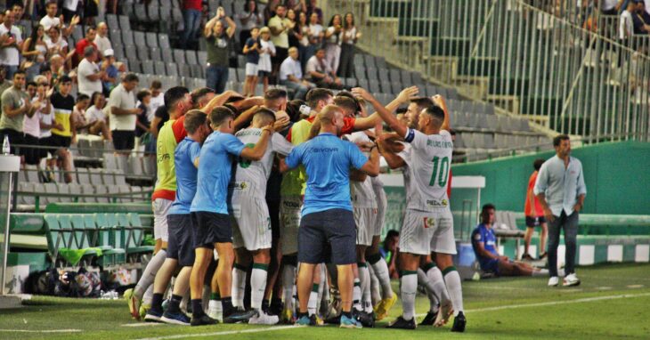 La piña de los jugadores del Córdoba CF tras el tercer gol final de Diarra.