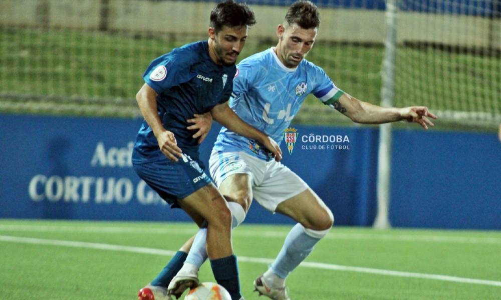 Lance del choque entre el Ciudad de Lucena y el Córdoba B
