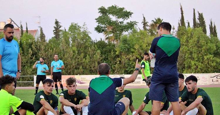Los jugadores del Córdoba B reunidos tras la finalización del partido