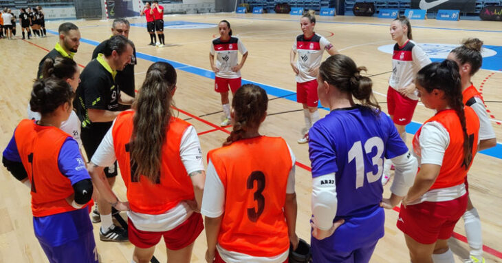 Juanma Cubero da instrucciones a sus jugadoras en un corro la pasada Copa de Andalucía