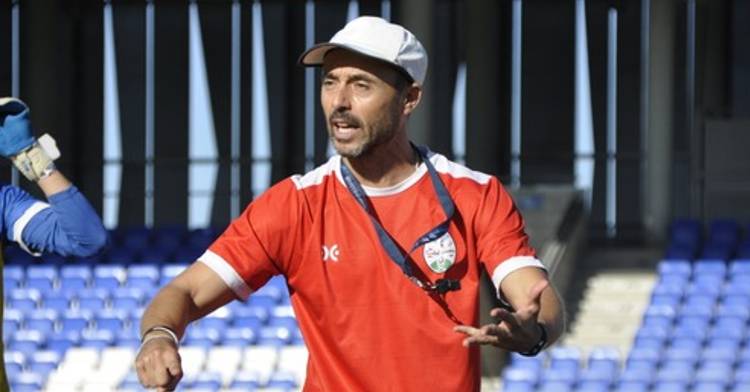 Dimas Carrasco dando instrucciones a sus jugadores durante el entrenamiento