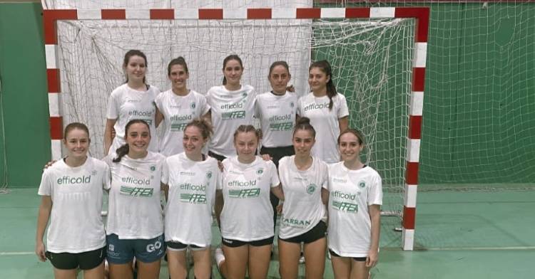 Las jugadoras del Itea Córdoba posando en un partido amistoso