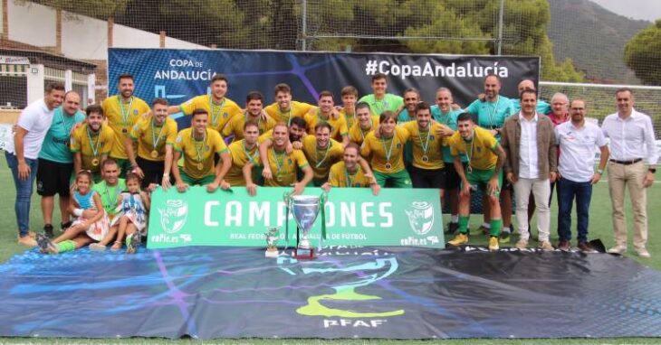 Los jugadores del Montilla posan con la Copa Andalucía
