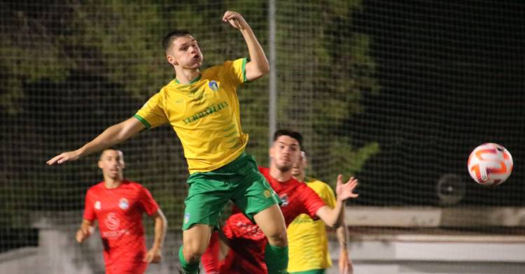 El jugador del Montilla, Tate luchando por hacerse con el balón 