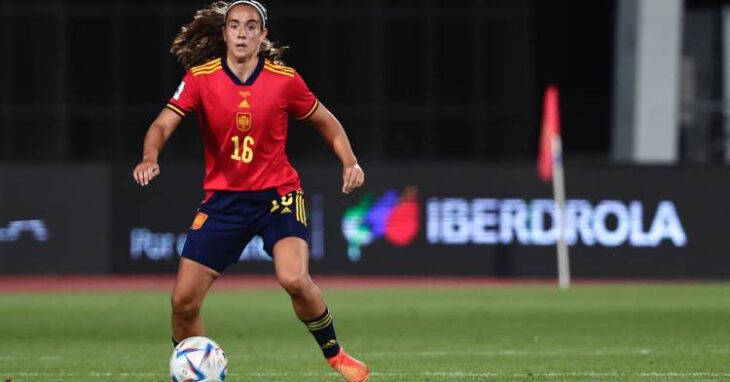 Rocío Gálvez con el balón en el amistoso de España contra Ucrania