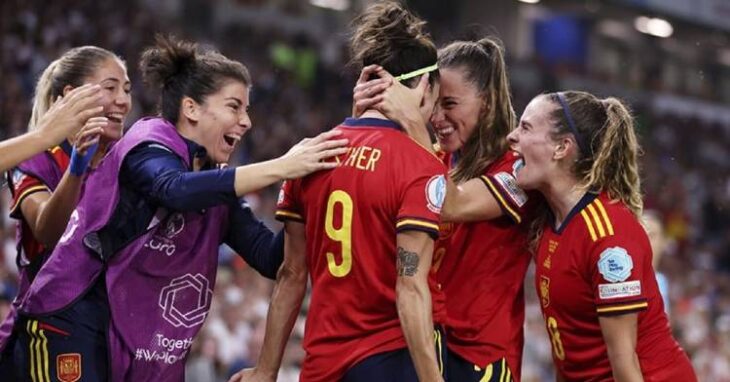 El conjunto español celebrando un gol de Esther en la Eurocopa